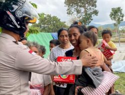 Polisi Tak Lupa Kebutuhan Bayi Saat Antar Bantuan ke Kampung Podol Matim