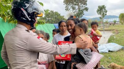 Polisi Tak Lupa Kebutuhan Bayi Saat Antar Bantuan ke Kampung Podol Matim
