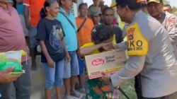 Warga Terdampak Gempa Flores Menangis Usai Terima Bantuan Sembako dari Kapolda NTT