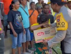 Warga Terdampak Gempa Flores Menangis Usai Terima Bantuan Sembako dari Kapolda NTT