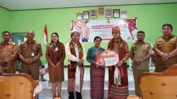 Gubernur Melki Serahkan Mesin Jahit Industri untuk 8 Kelompok Tenun di TTU