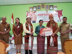 Gubernur Melki Serahkan Mesin Jahit Industri untuk 8 Kelompok Tenun di TTU