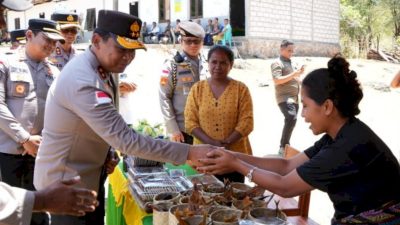 Dukung Ekonomi Warga, Kapolda Rudi Darmoko Borong Produk UMKM di TTS
