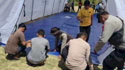 Polisi dan Nakes Gotong Royong Bangun Tenda Darurat di Puskesmas Beamese