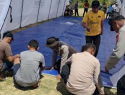 Polisi dan Nakes Gotong Royong Bangun Tenda Darurat di Puskesmas Beamese
