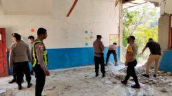 Warga Apresiasi Polisi yang Bantu Bersihkan Puing Sekolah Rusak di Ruteng